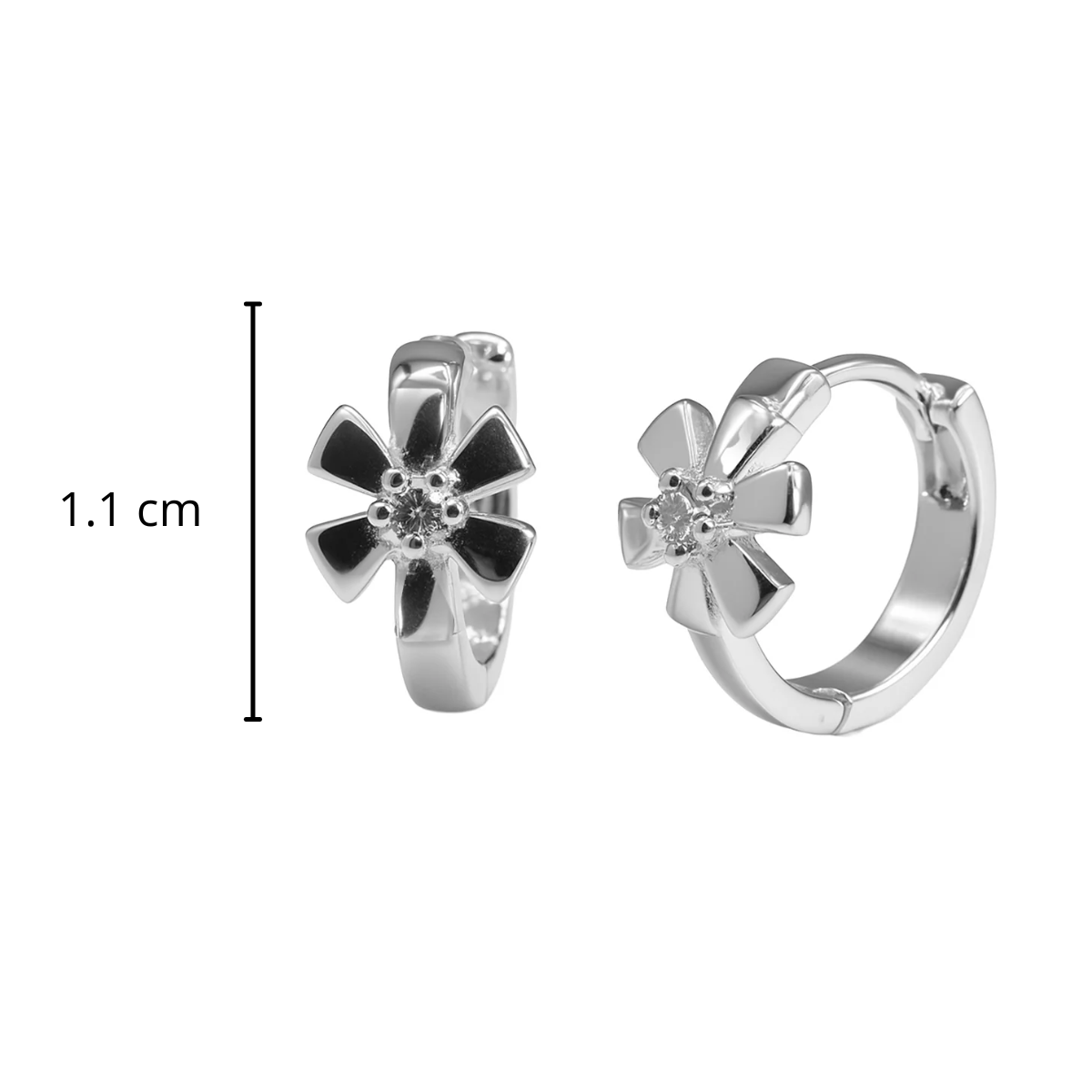 Huggies Flor con Circonia Plata .925 con Baño de Rodio