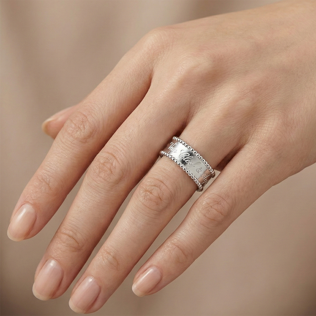 Anillo Inspirado Van C Grabado Plata .925 con Baño de Rodio