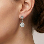 Arete Liso Inspirado LV con Madre Perla Plata .925 con Baño de Rodio