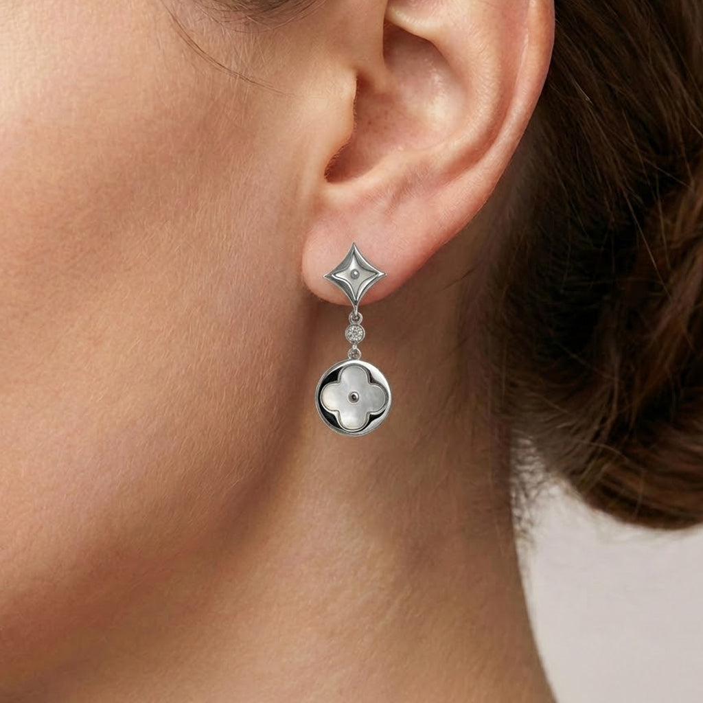 Arete Liso Inspirado LV con Madre Perla Plata .925 con Baño de Rodio