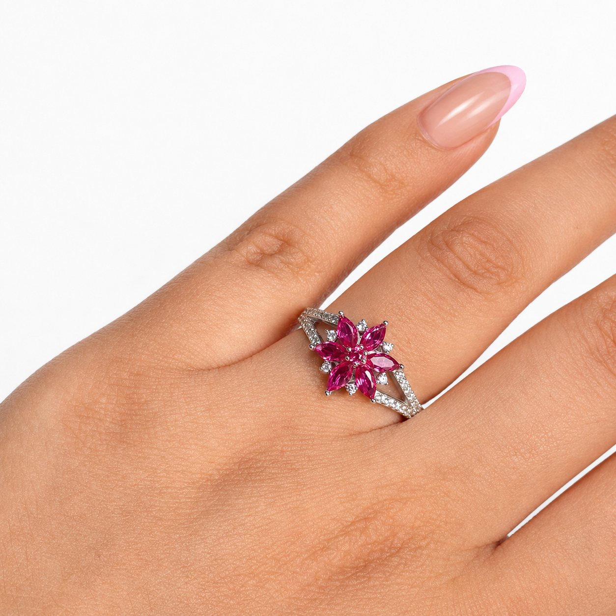 Anillo Flor con Circonias y Micro Circonias Plata .925 con Baño de Rodio