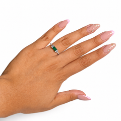 Anillo Solitario Circonia Rectangular Verde Con Micro Circonias Plata .925 Con Baño De Rodio