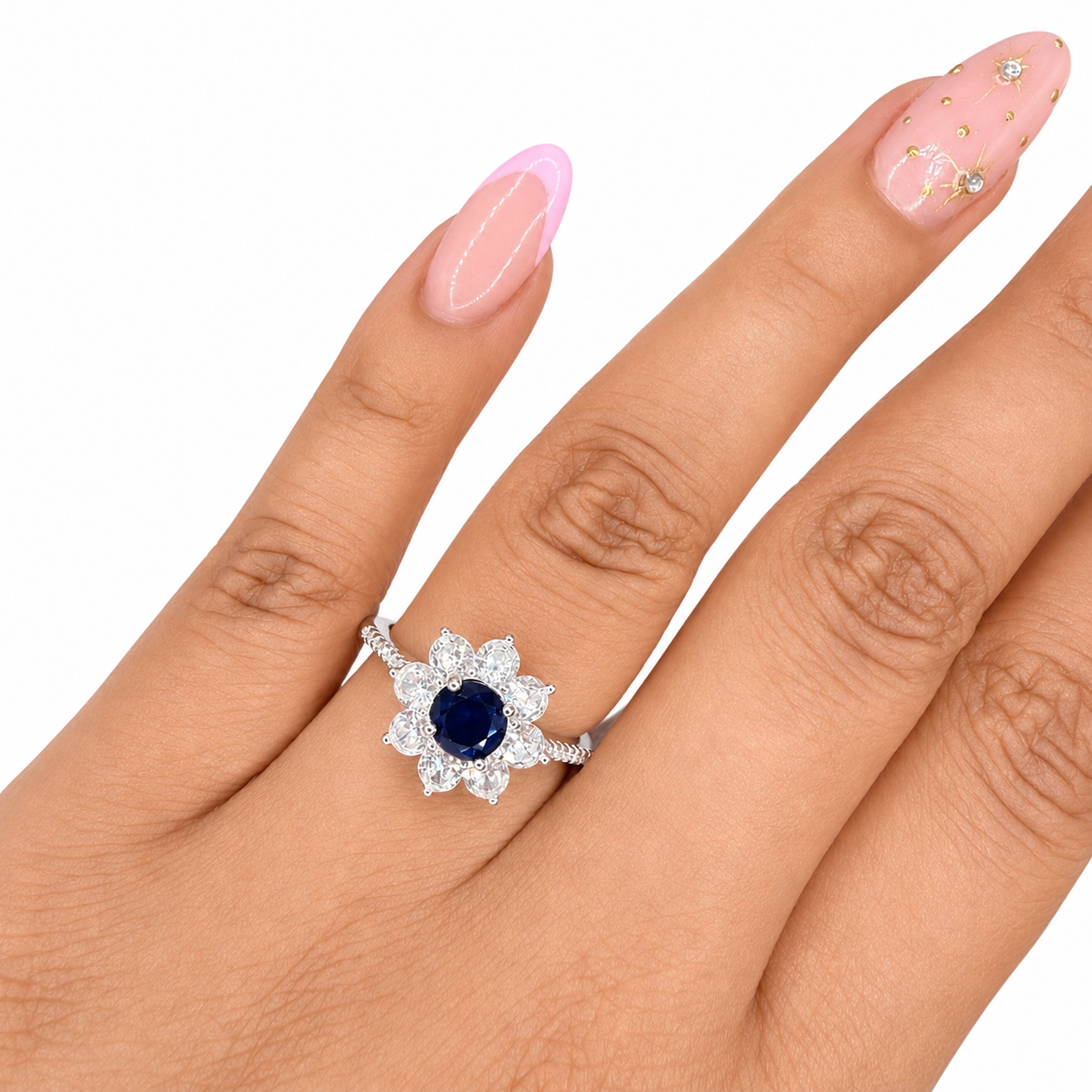 Anillo Inspirado Pan Con Micro Circonias Azul Marino Plata .925 Con Baño De Rodio.