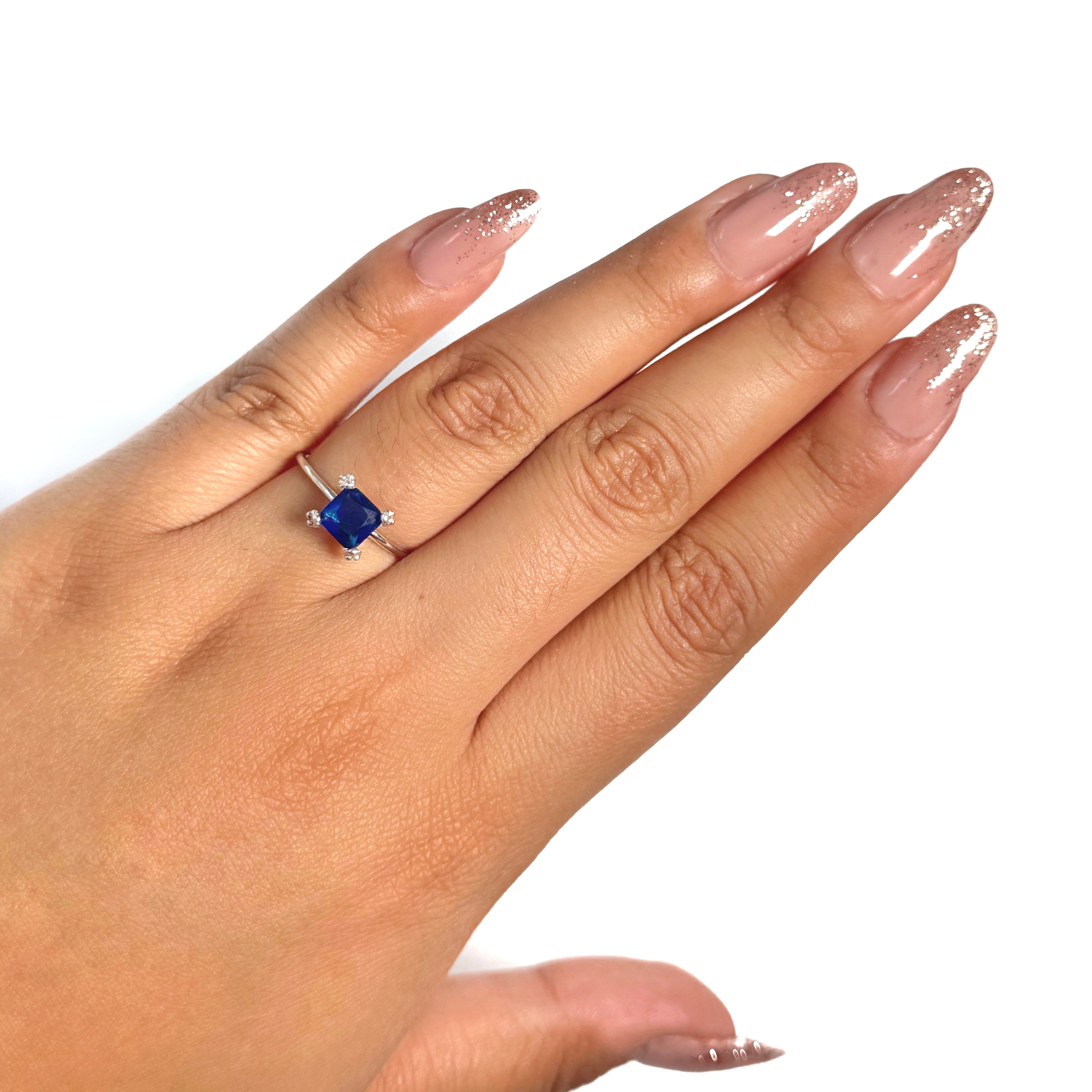 Anillo Osos 1:1 Circonia Cuadrada Azul Marino Plata .925 con Baño de Rodio