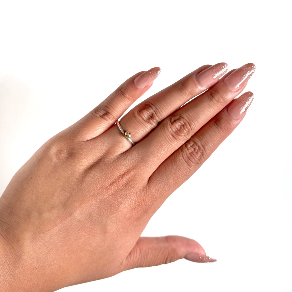 Anillo Inspirado Pan 1.1 Banda Delgada con Corazón Dorado con Baño de Oro al Centro, Plata .925