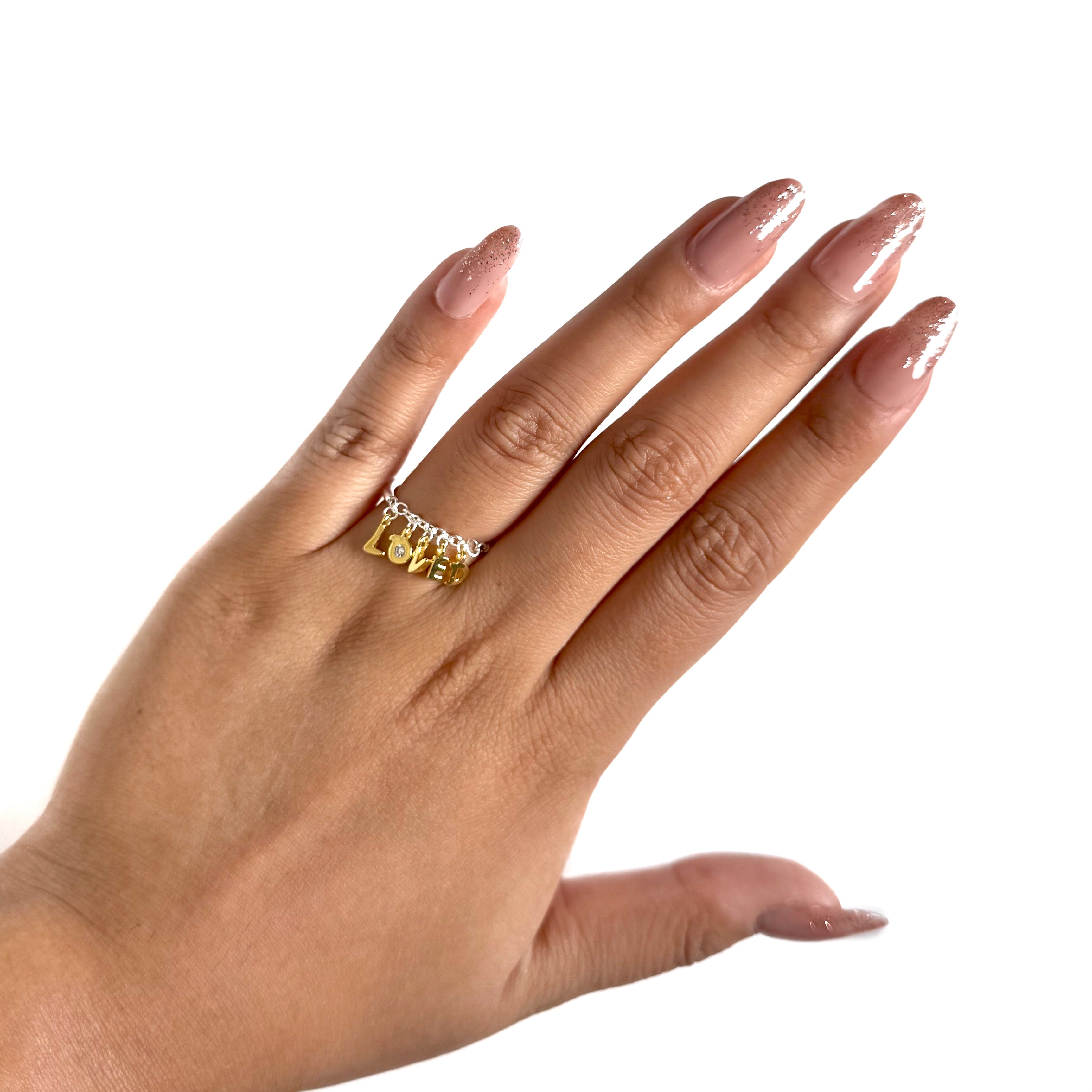 Anillo Inspirado Pan 1. 1 Letras LOVED con Baño de Oro 18 k, Plata .925