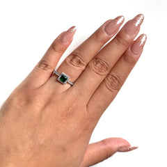 Anillo Inspirado Pan 1:1 Circonia Cuadrada Verde con Micro Circonias, Plata .925
