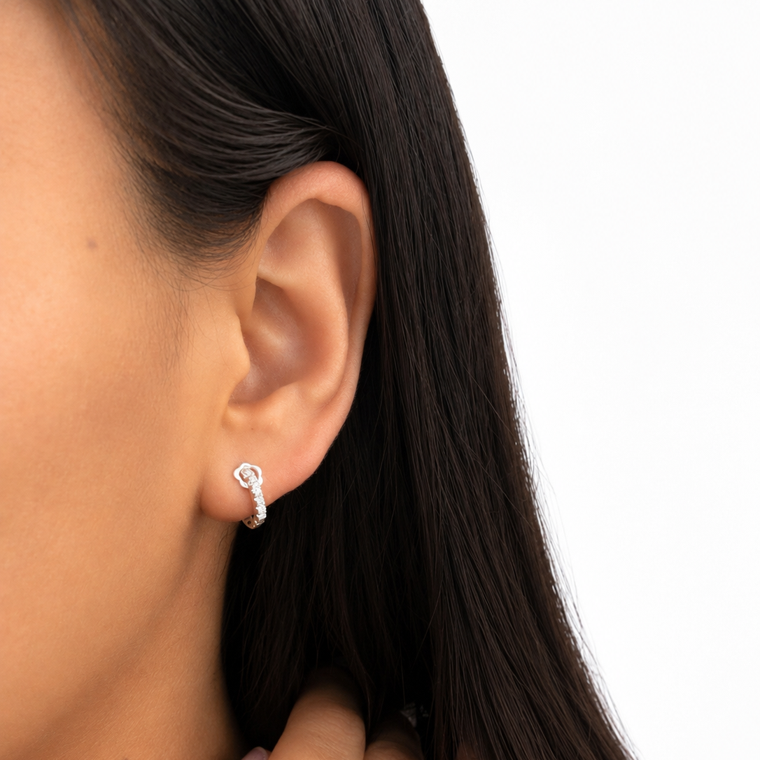 Arracada Huggies Flor Chica con Micro Circonias Plata .925