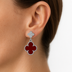 Arete Flor Mediano Inspirado Van C Diamantado con Cornalina, Plata .925 con Baño de Rodio