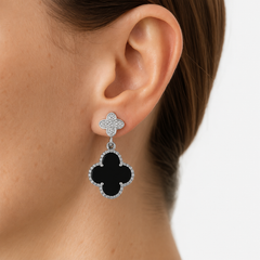 Arete Flor Mediano Inspirado Van C Diamantado con Ónix Negro, Plata .925 con Baño de Rodio