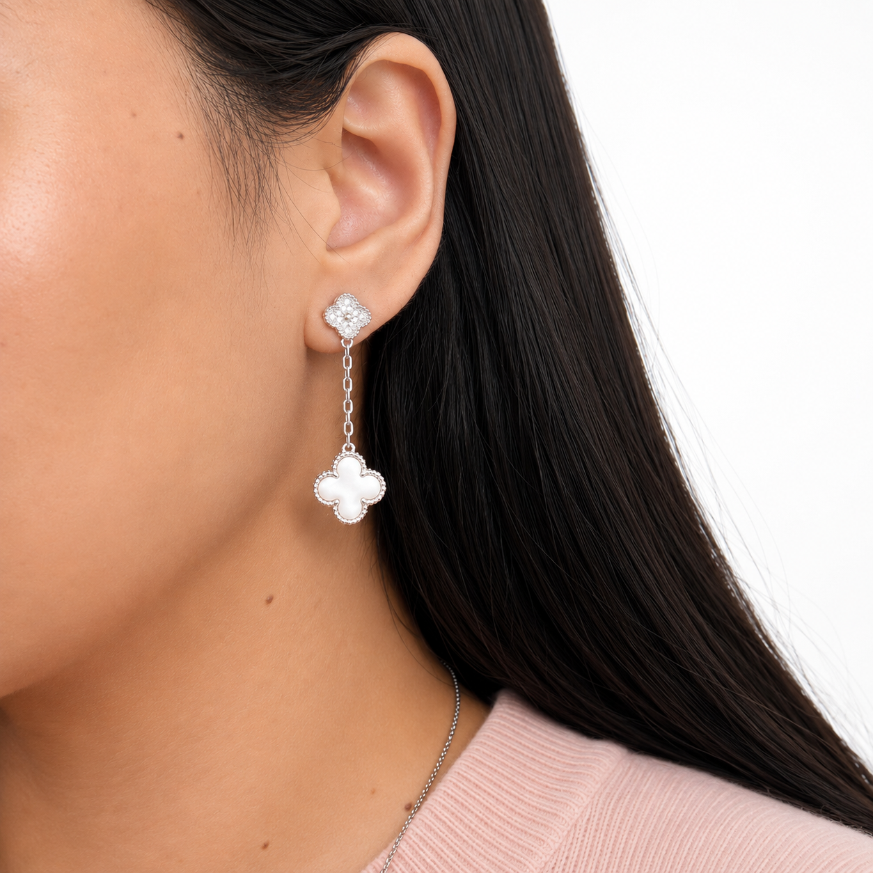 Arete Flor Largo Inspirado Van C con Micro Circonias y Madre Perla, Plata .925 con Baño de Rodio