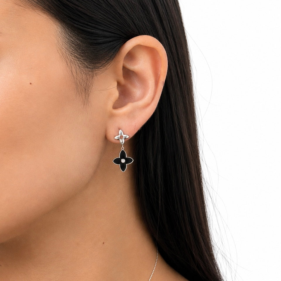 Arete Flor Mediano Inspirado LV con Ónix Negro Plata .925 con Baño de Rodio
