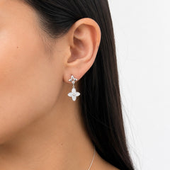 Arete Flor Mediano Inspirado LV con Madre Perla, Plata .925 con Baño de Rodio