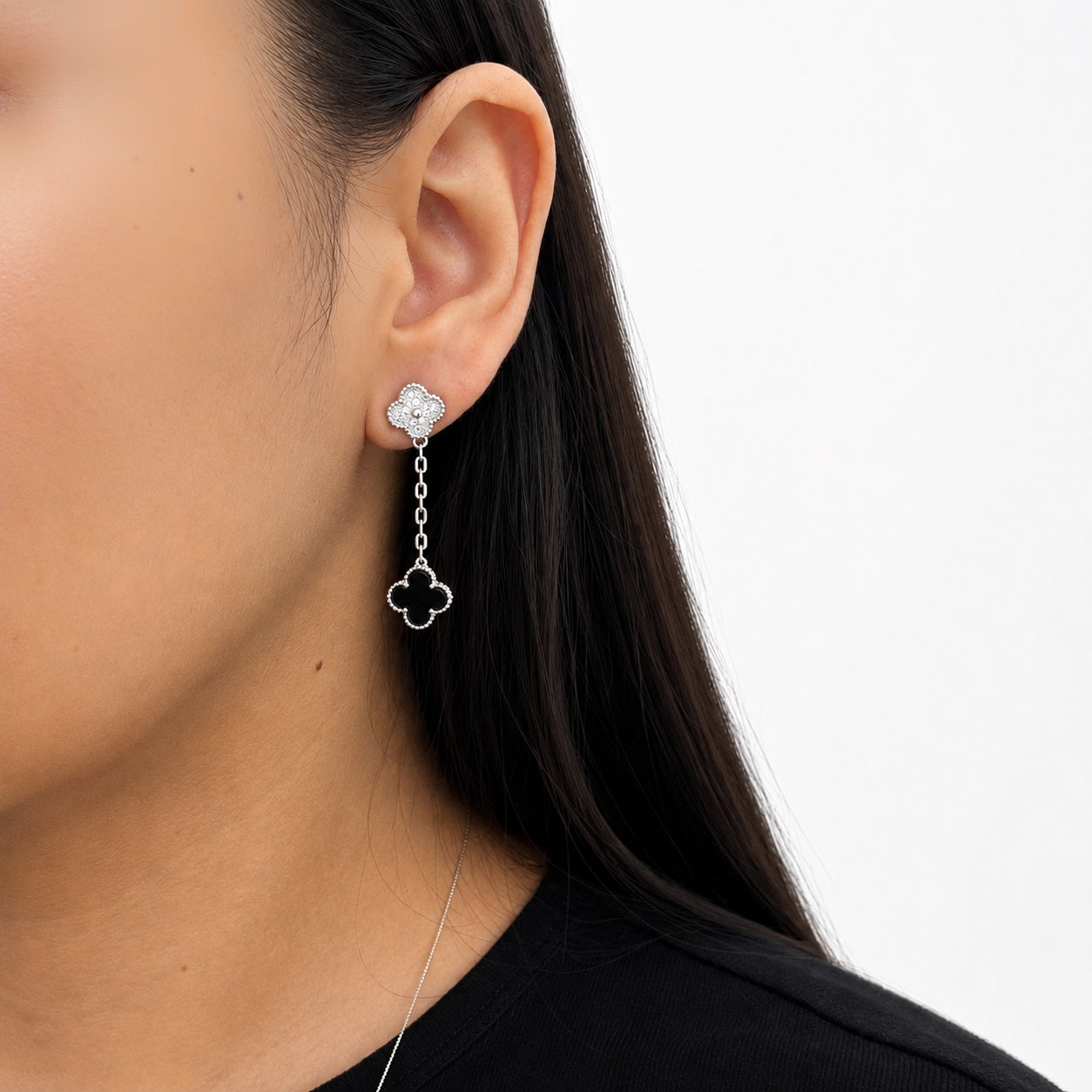 Arete Flor Largo Inspirado Van C Ónix Negro con Micro Circonias y Cadena Paper Clip Plata .925 con Baño de Rodio