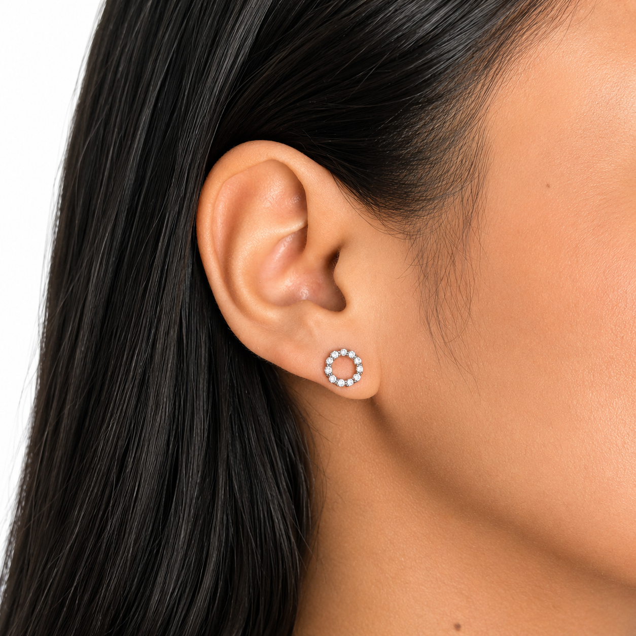 Arete Broquel Silueta Circulo Grande de Circonias Plata .925 con Baño de Rodio