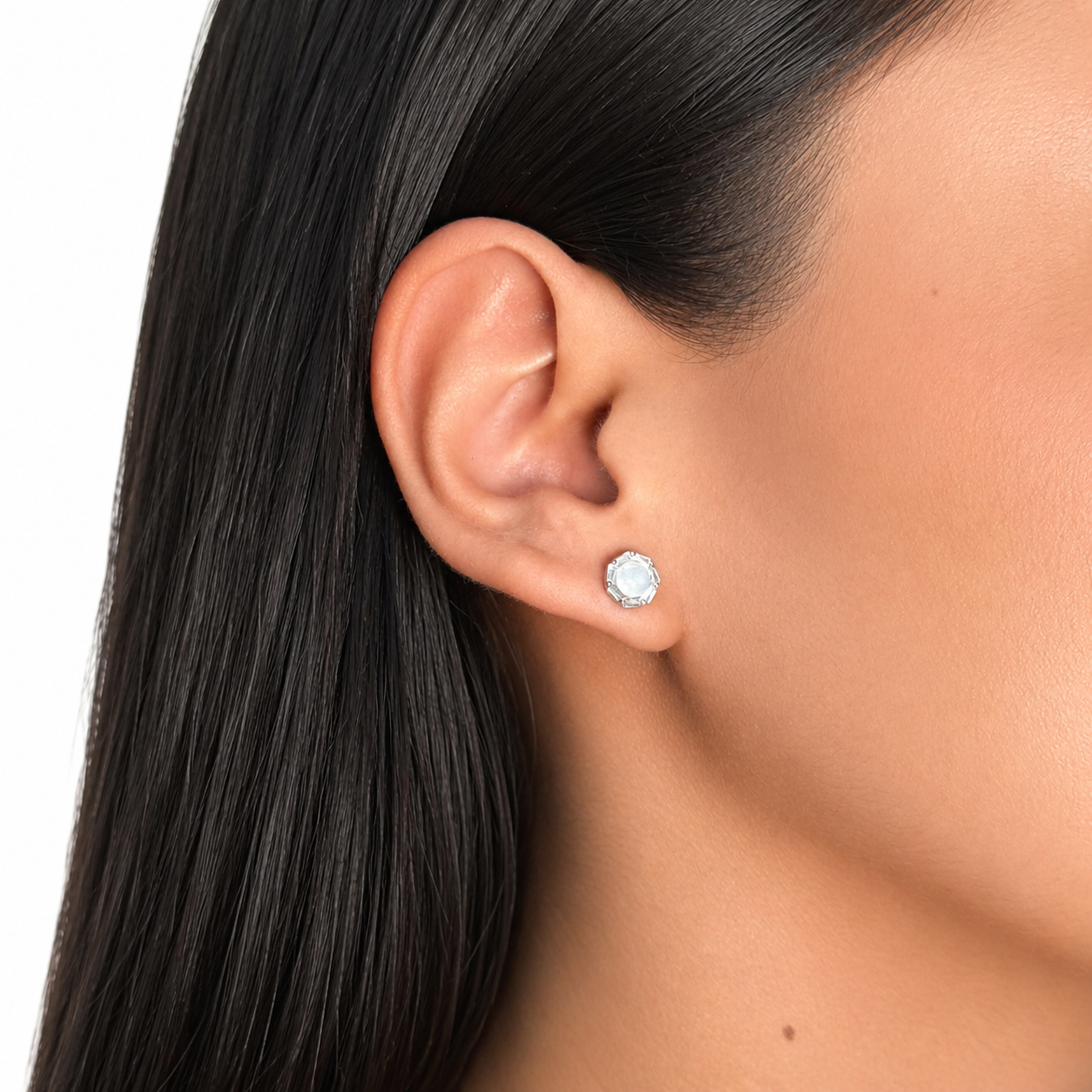 Arete Broquel Madre Perla con Circonias Plata .925 con Baño de Rodio