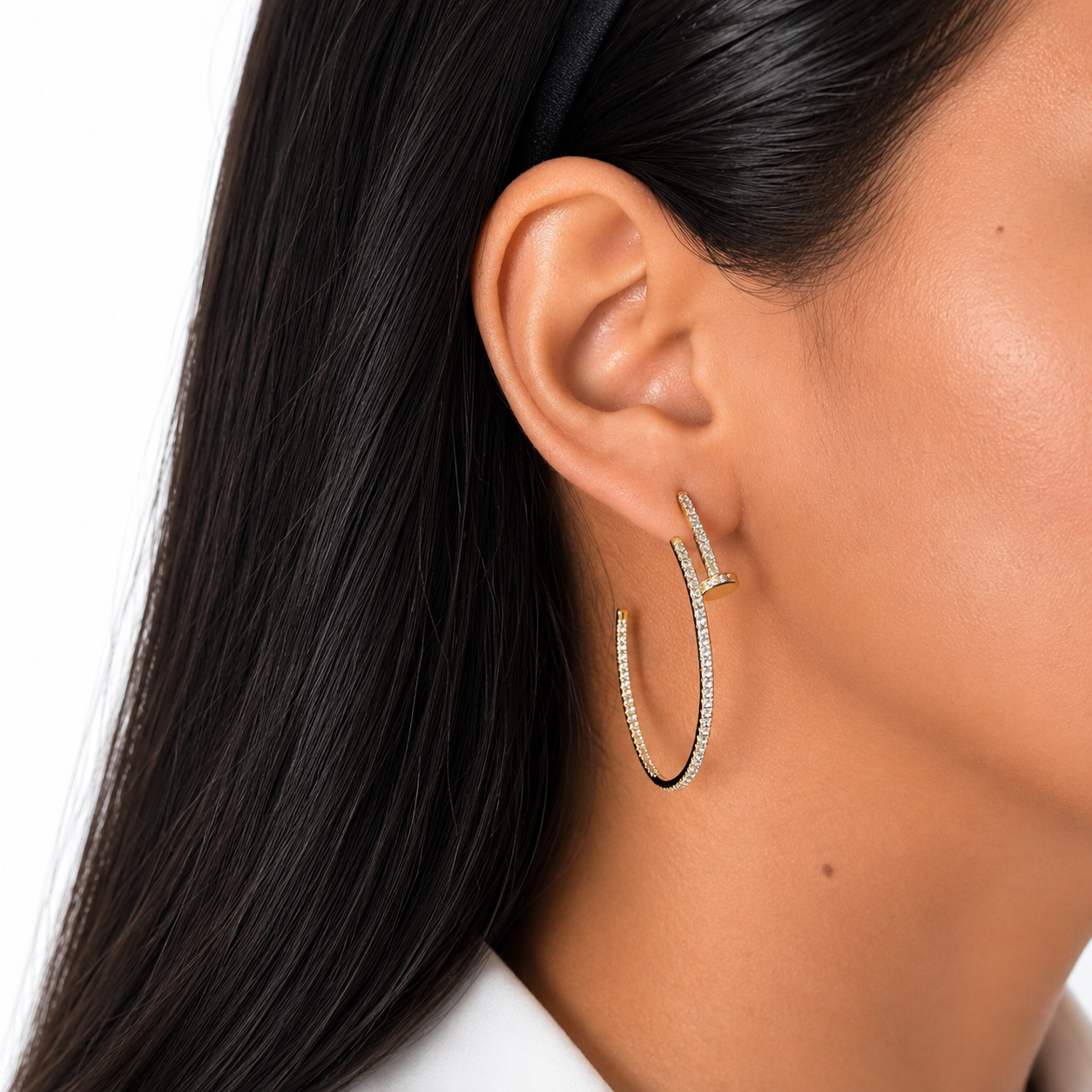 Arracada Inspirada Cartier 1:1 Maxi Clavo con Circonias, Plata .925 con Baño de Oro 18k
