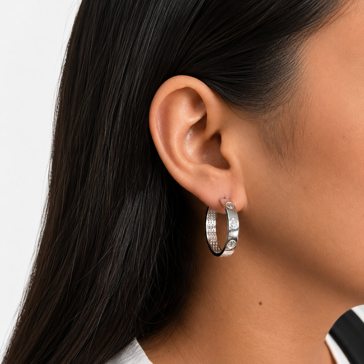 Arracada Inspirada Cartier 1:1 Amor Lisas, Plata .925 con Baño de Rodio
