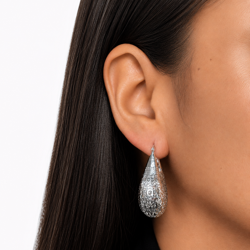 Arracada Filigrana Gota con Flores Colección  Esencia Plata .925 con Baño de Rodio