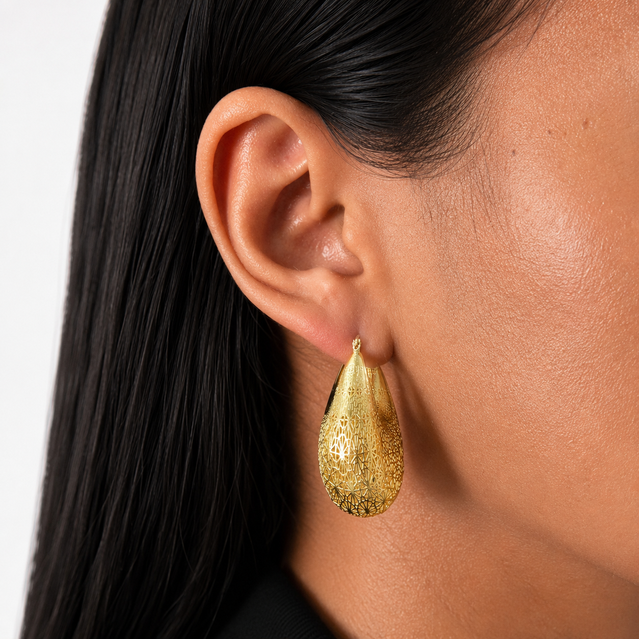 Arracada Filigrana Gota con Flores Colección Esencia Plata .925 con Baño de Oro 18K