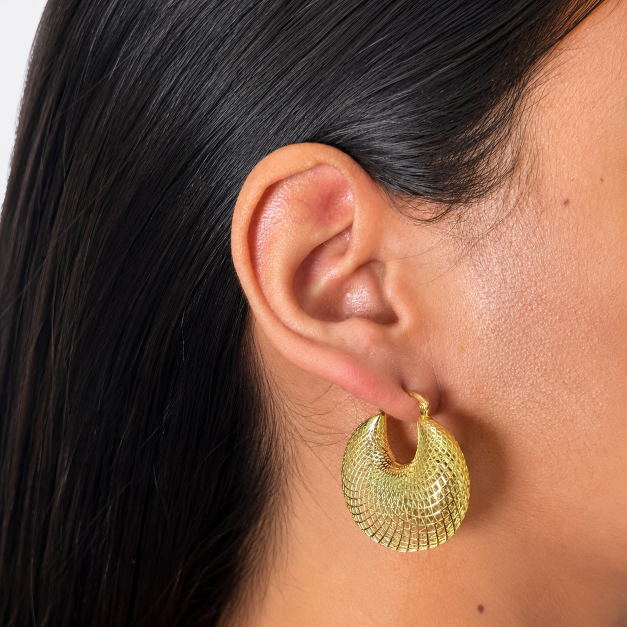 Arracada Filigrana Oval Bolsita Colección Esencia Plata .925 con Baño de Oro 18K