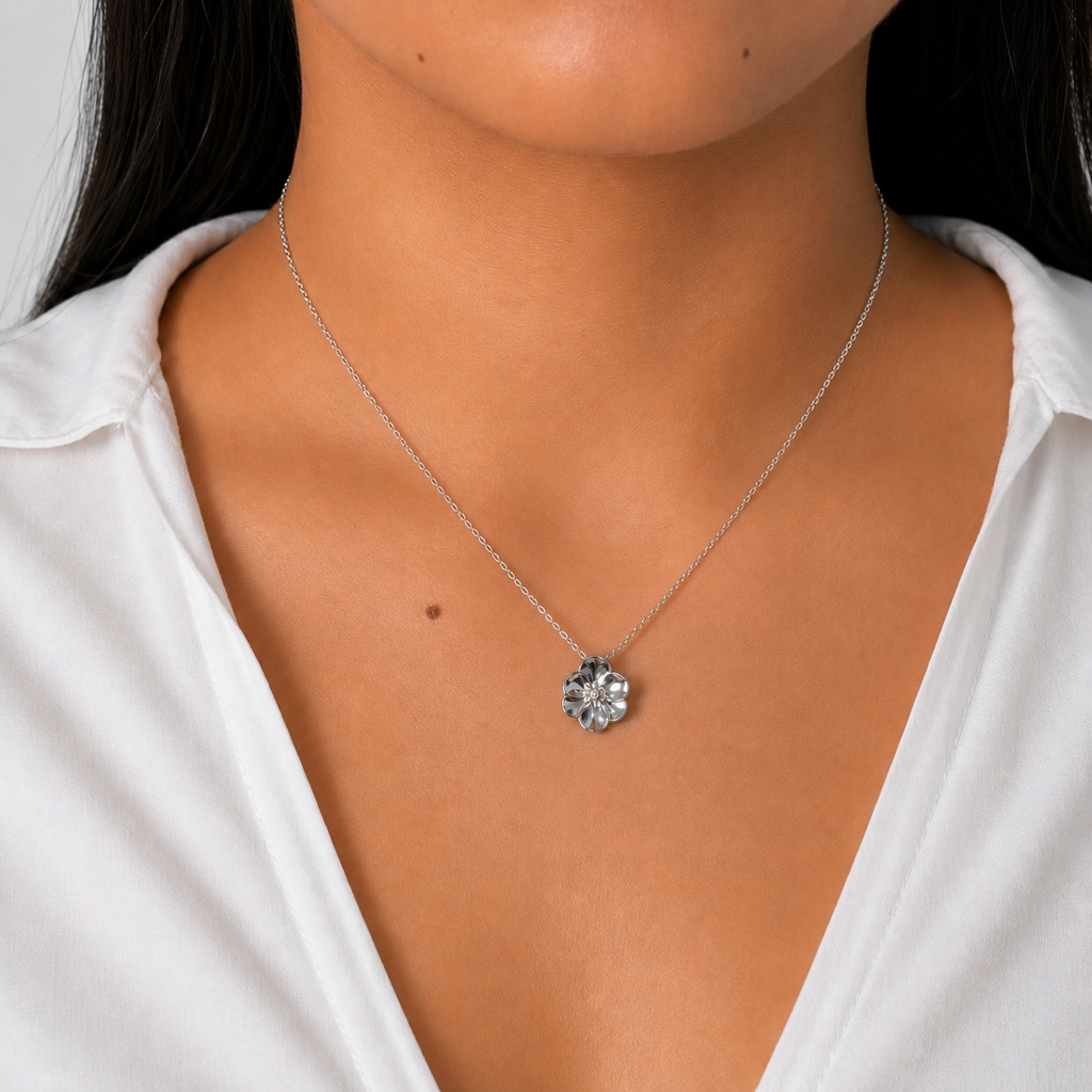 Collar Flor Chica Sakura Colección Florecer Plata .925 con Baño de Rodio