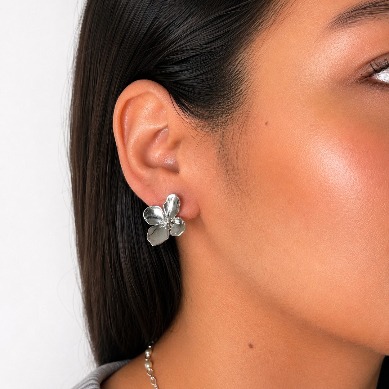 Arete Flor Hibiscus 4 Pétalos Colección Florecer Plata .925 con Baño de Rodio