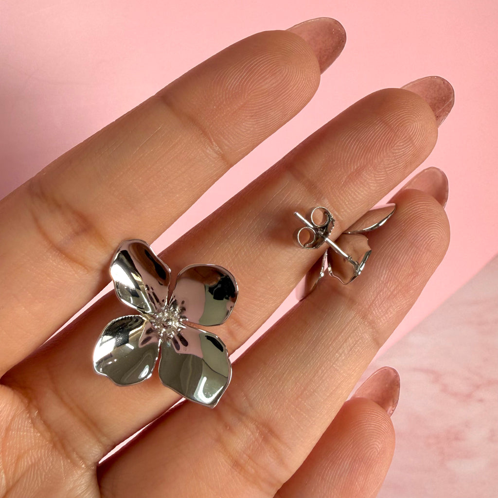 Arete Flor Hibiscus 4 Pétalos Colección Florecer Plata .925 con Baño de Rodio