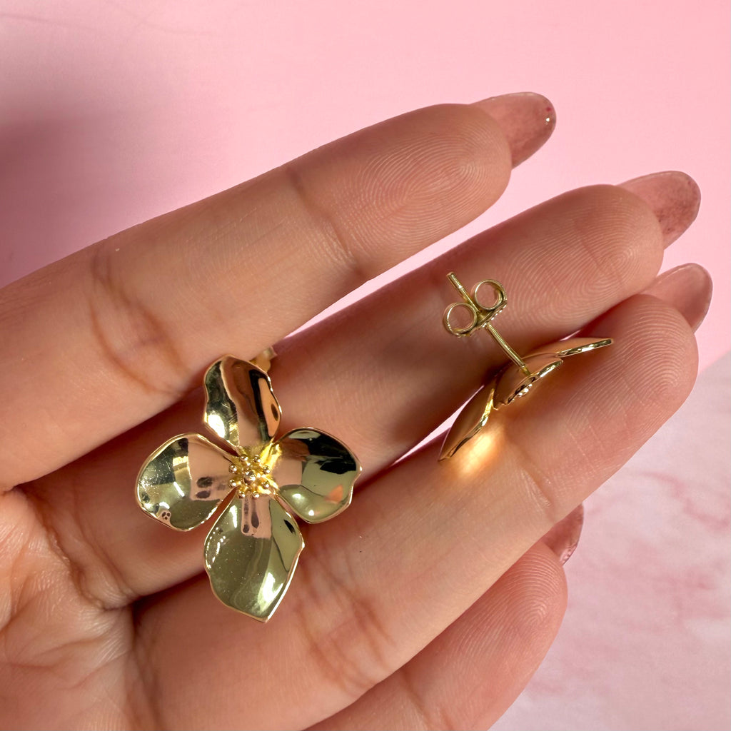 Arete  Flor Hibiscus 4 Pétalos Colección Florecer Plata .925 con Baño de Oro 18k