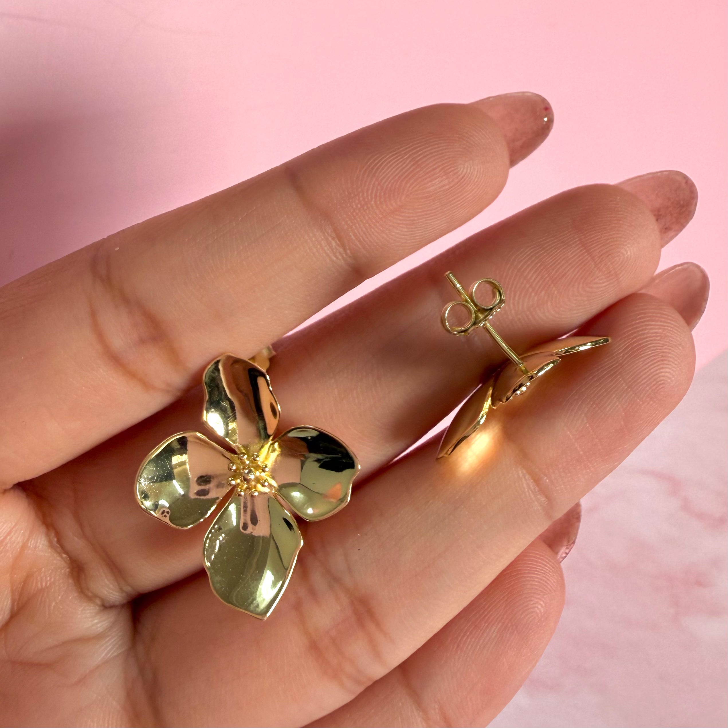 Arete  Flor Hibiscus 4 Pétalos Colección Florecer Plata .925 con Baño de Oro 18k