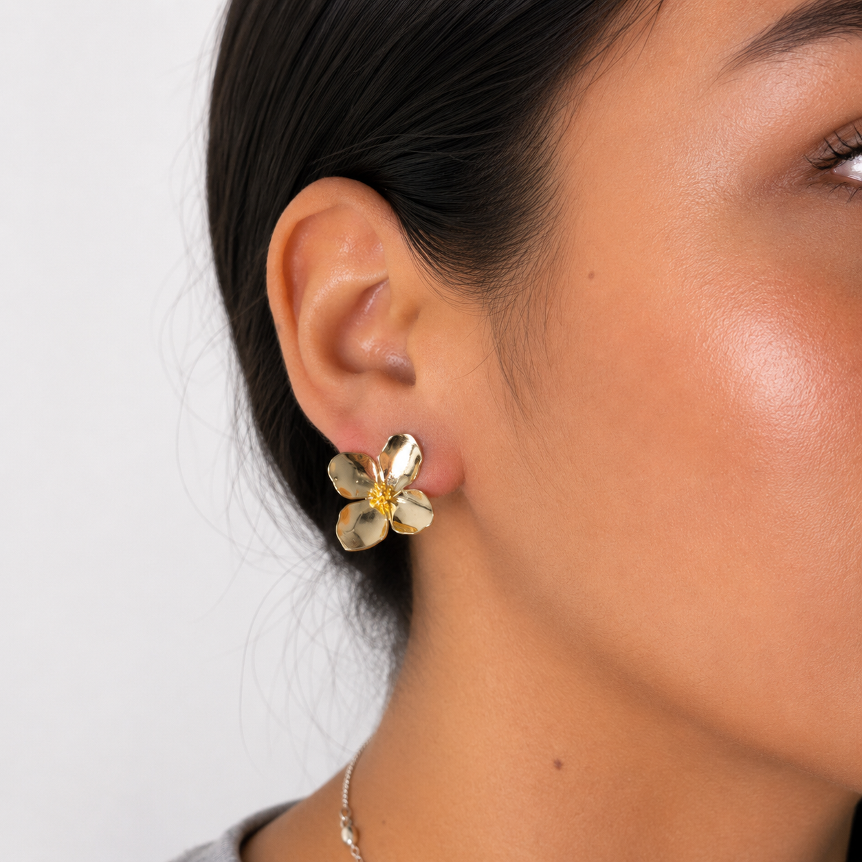 Arete  Flor Hibiscus 4 Pétalos Colección Florecer Plata .925 con Baño de Oro 18k