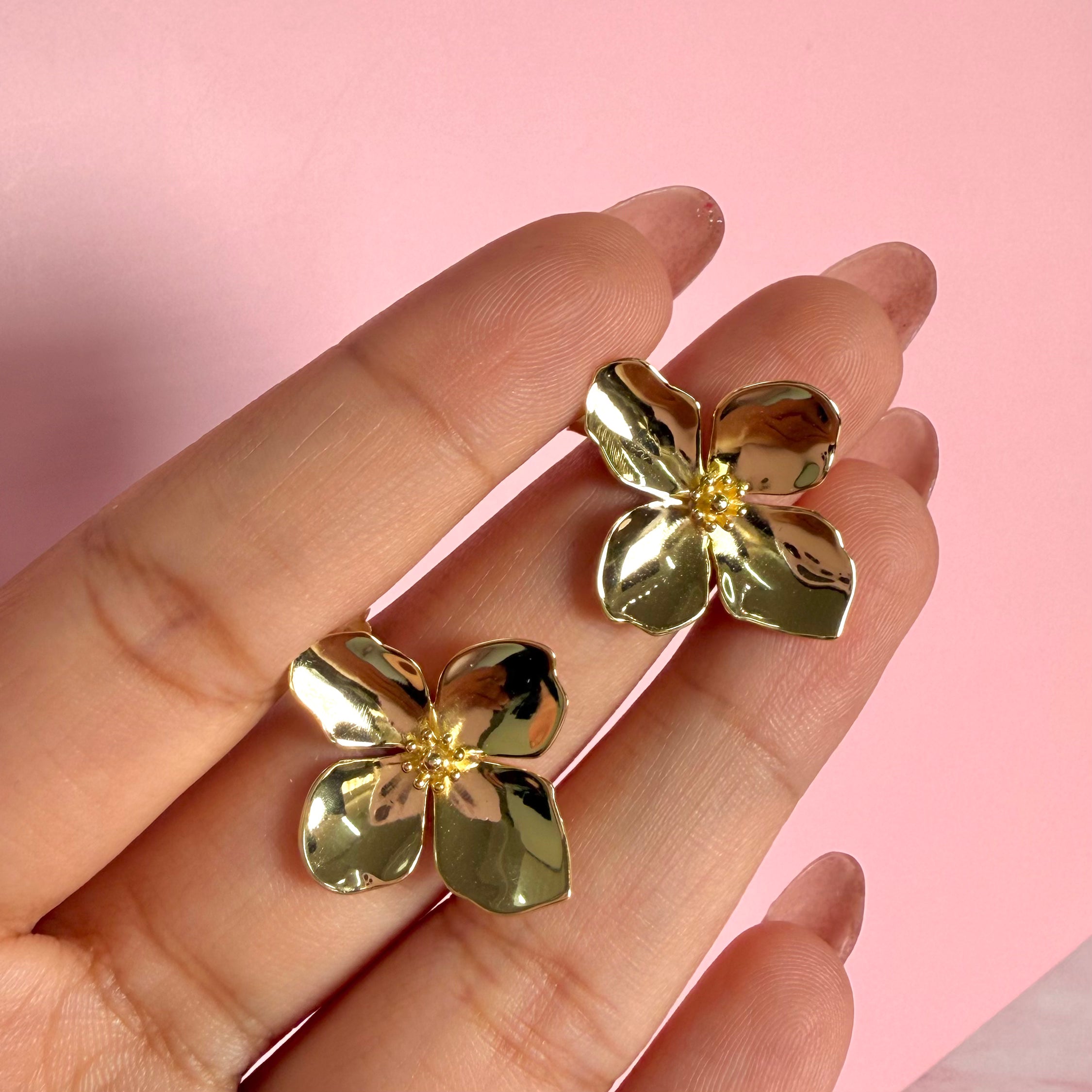 Arete  Flor Hibiscus 4 Pétalos Colección Florecer Plata .925 con Baño de Oro 18k