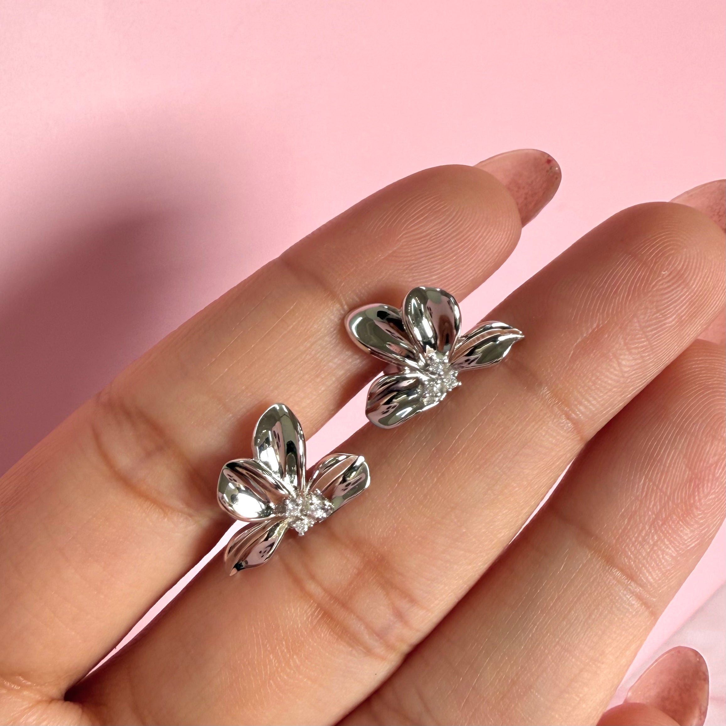 Arete Lirio a la Mitad con Circonias Colección Florecer Plata .925 con Baño de Rodio