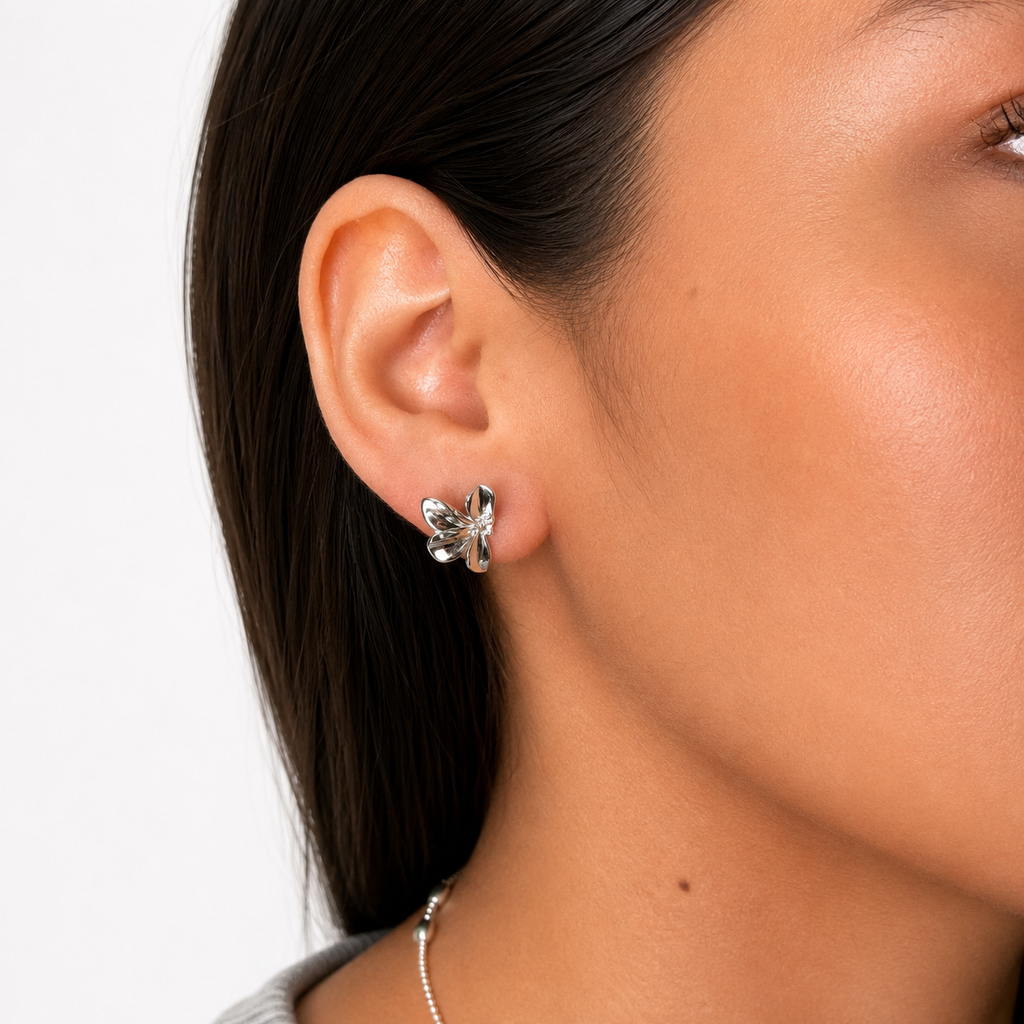 Arete Lirio a la Mitad con Circonias Colección Florecer Plata .925 con Baño de Rodio