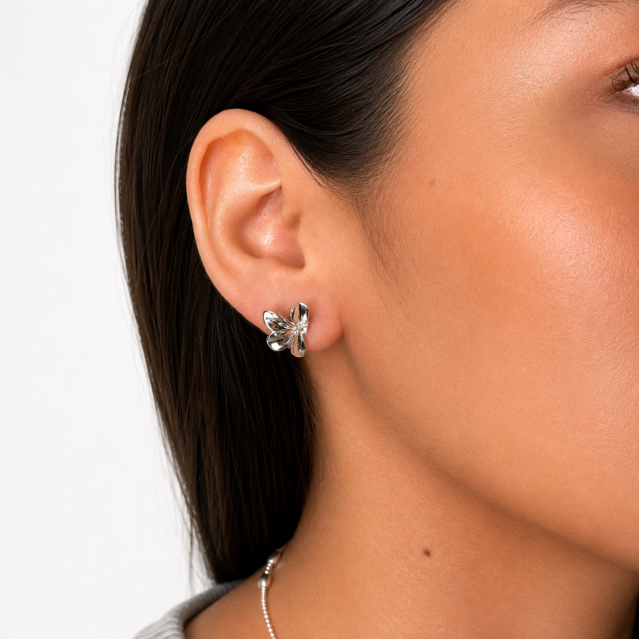 Arete Lirio a la Mitad con Circonias Colección Florecer Plata .925 con Baño de Rodio