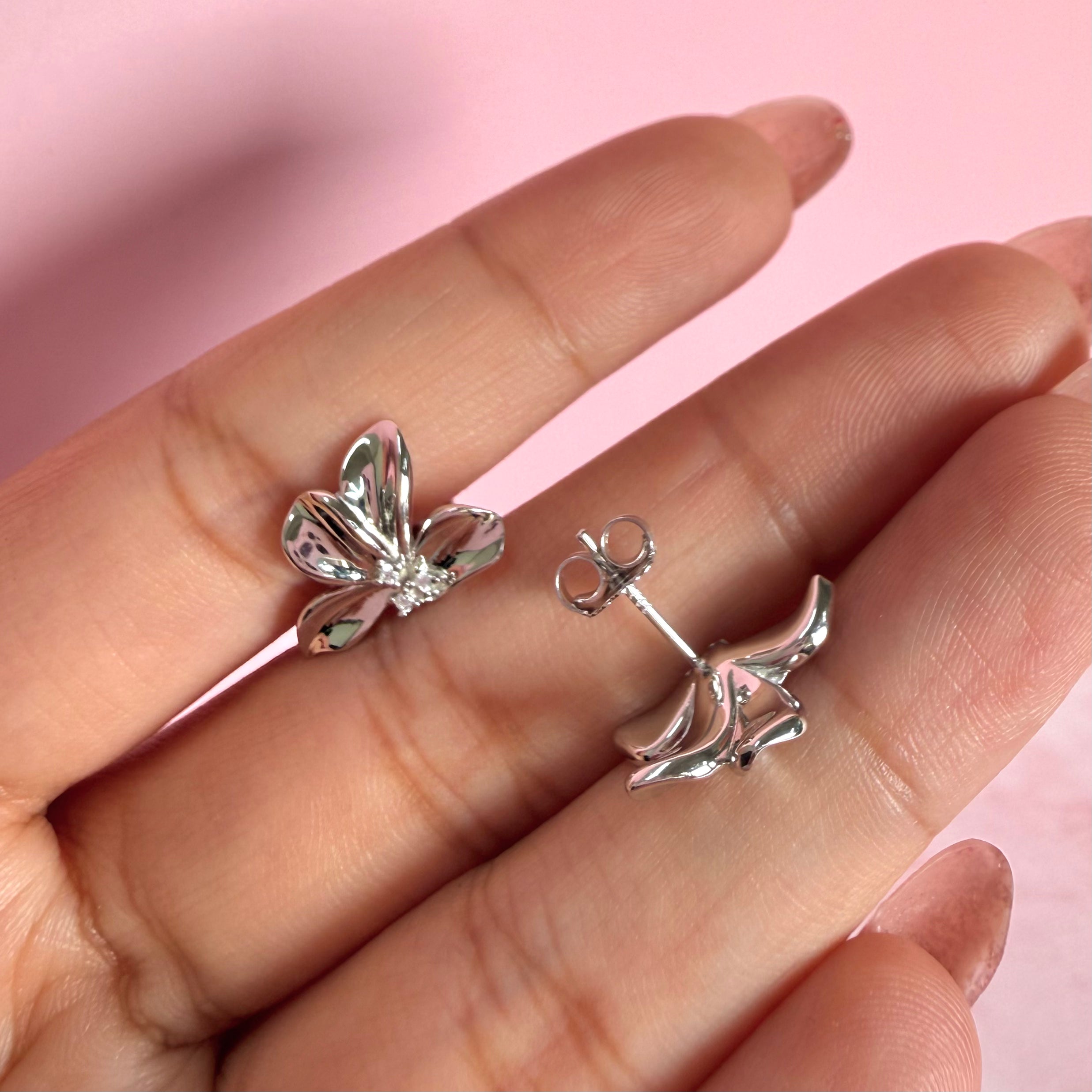 Arete Lirio a la Mitad con Circonias Colección Florecer Plata .925 con Baño de Rodio