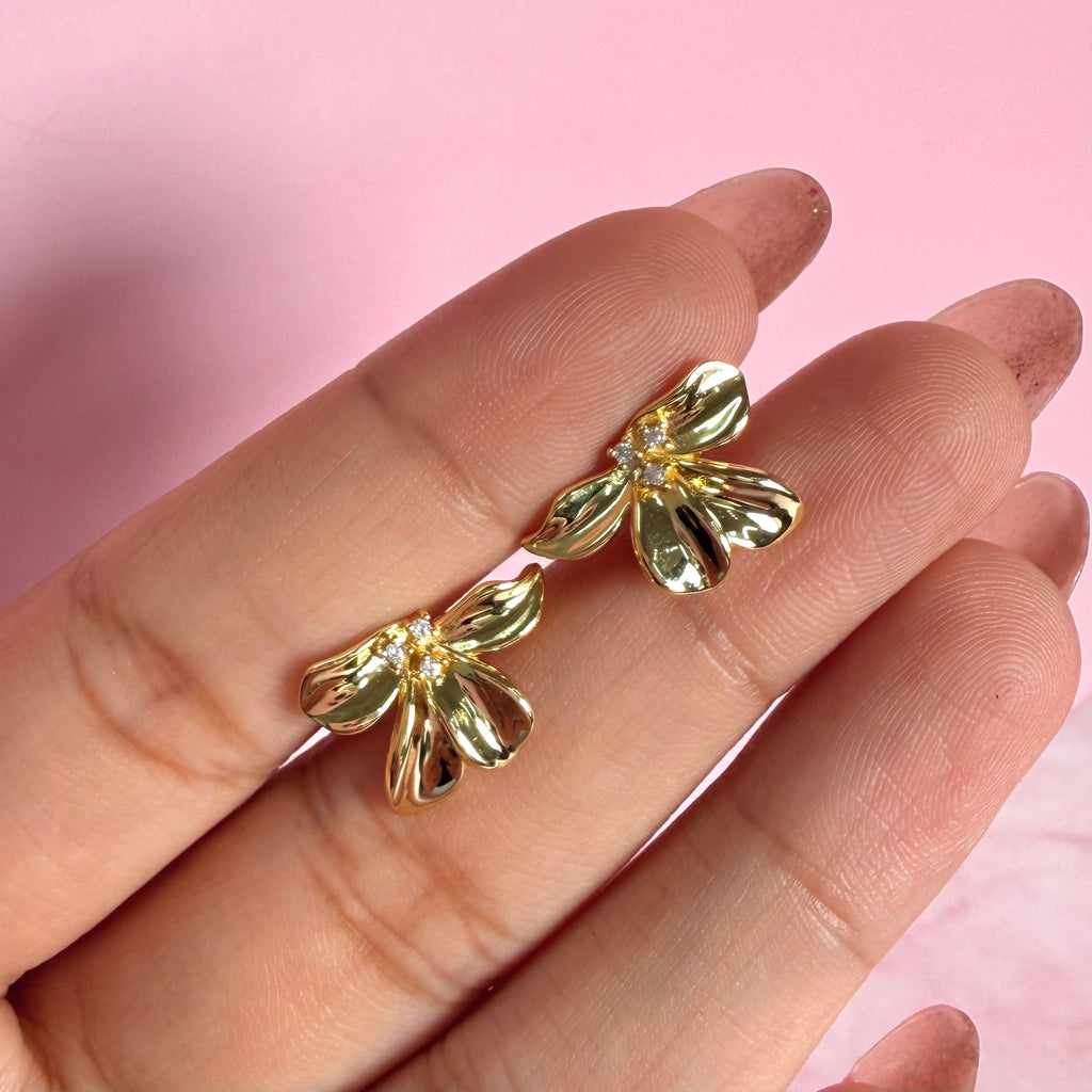 Arete Lirio a la Mitad con Circonias Colección Florecer Plata .925 con Baño de Oro 18k