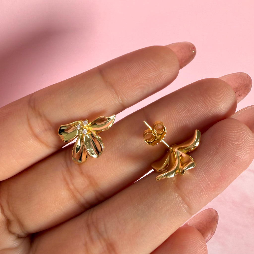 Arete Lirio a la Mitad con Circonias Colección Florecer Plata .925 con Baño de Oro 18k