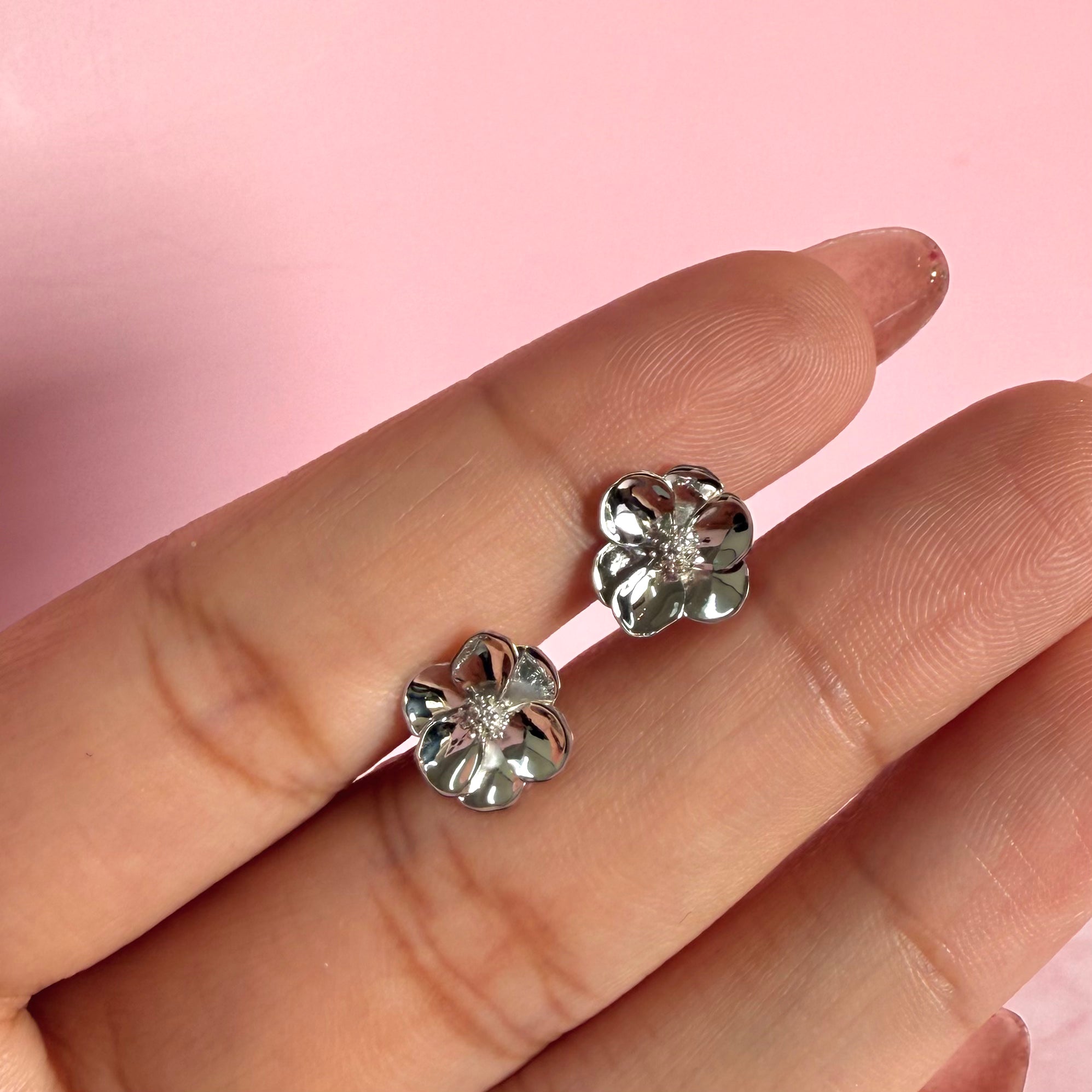 Arete Flor Sakura Chico Colección Florecer Plata .925 con Baño de Rodio