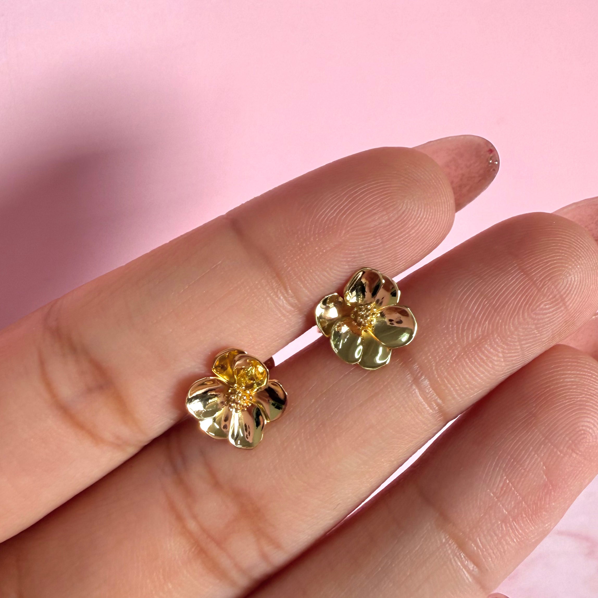 Arete Flor Sakura Chico Colección Florecer Plata .925 con Baño de Oro 18k