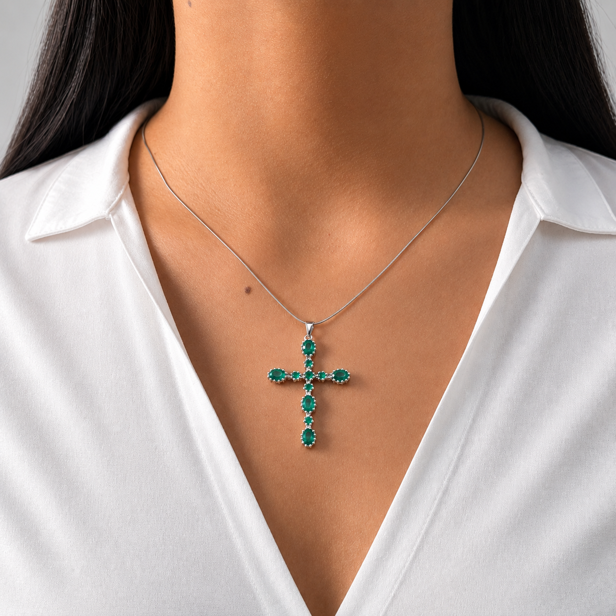 Dije Piedras Preciosas Cruz de Esmeraldas Plata .925 con Baño de Rodio