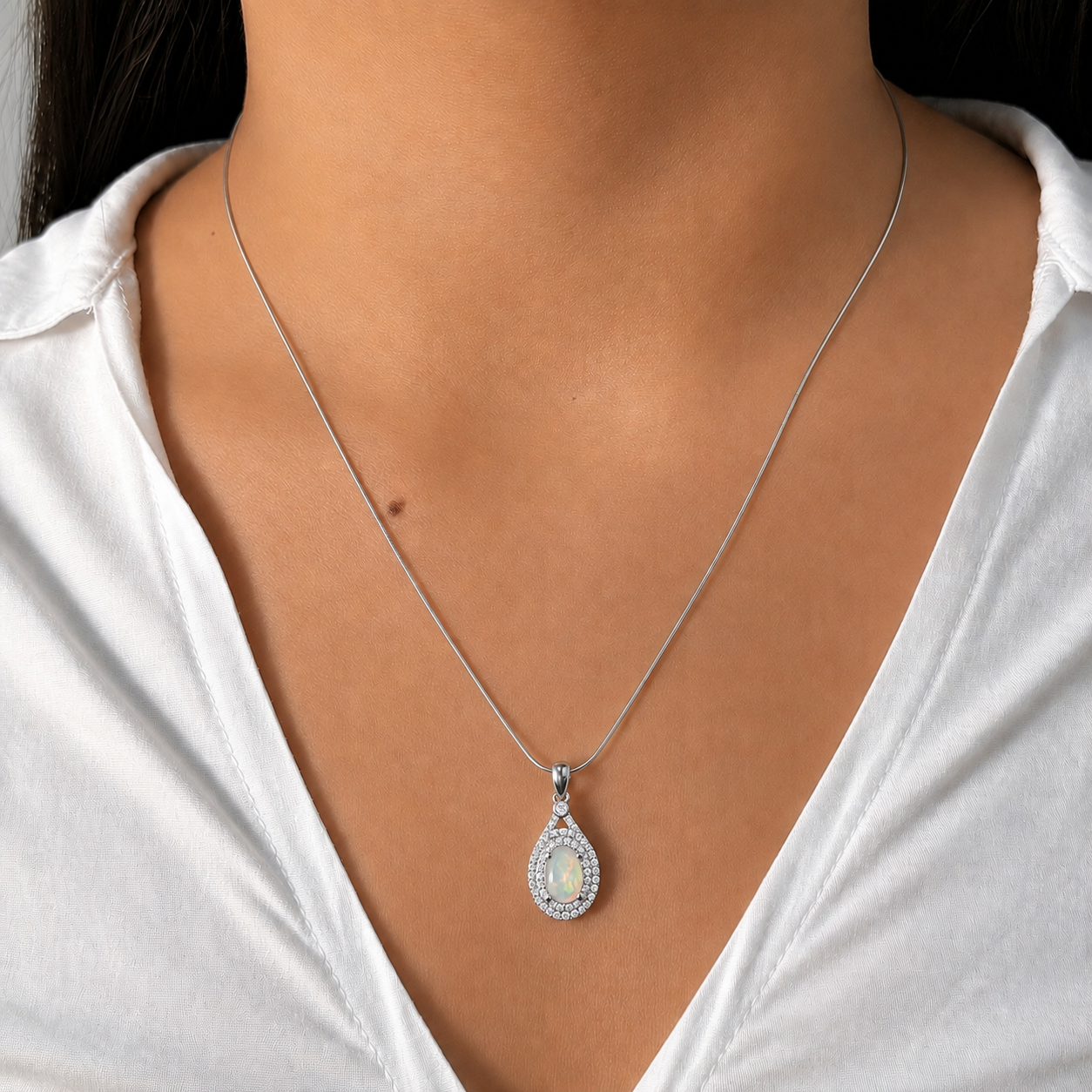 Dije Piedras Preciosas Ópalo de Etiopía Doble Linea de Circonias, Plata .925 con Baño de Rodio