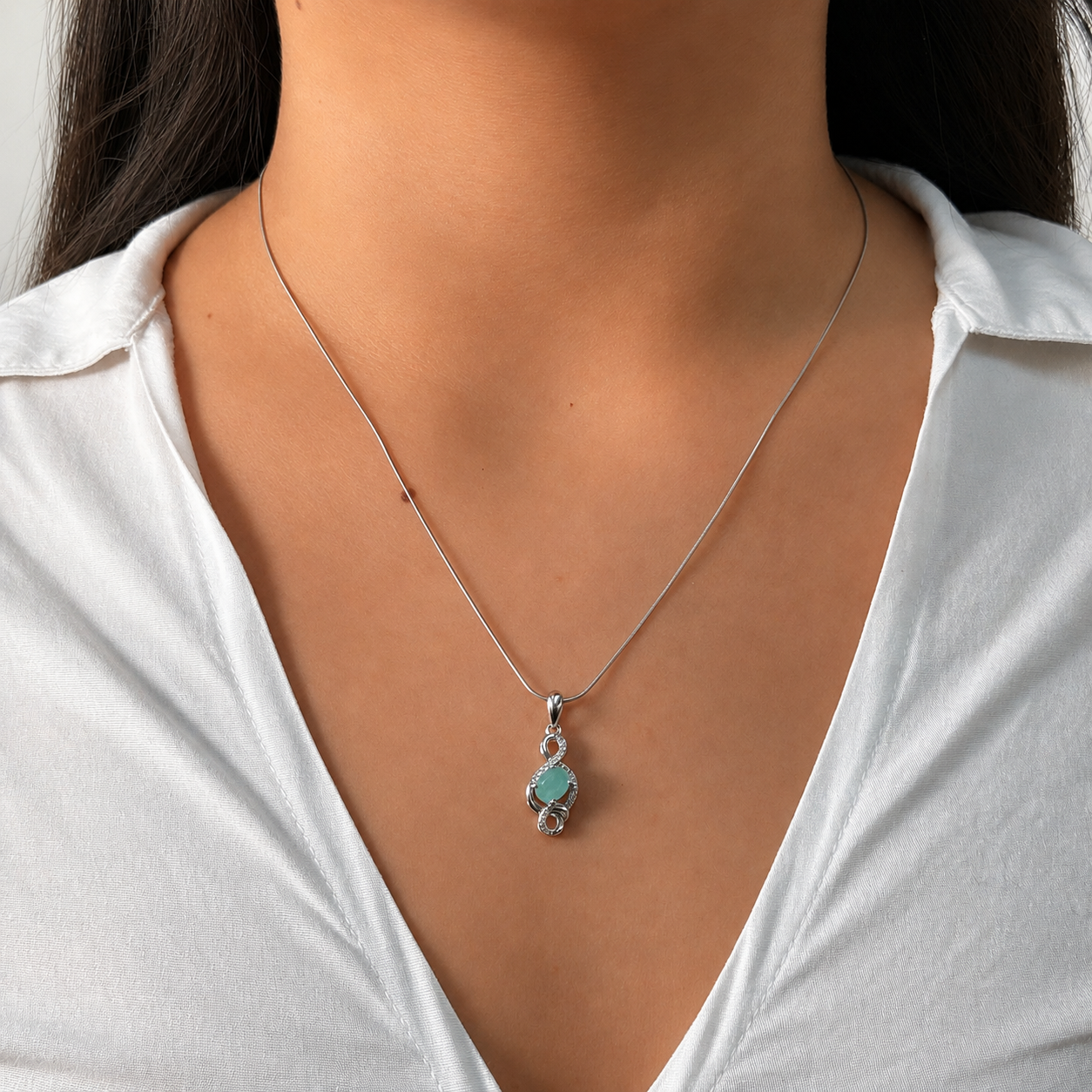 Juego Piedras Preciosas Notas Musicales Aretes y Dijes Esmeralda, Plata .925 con Baño de Rodio