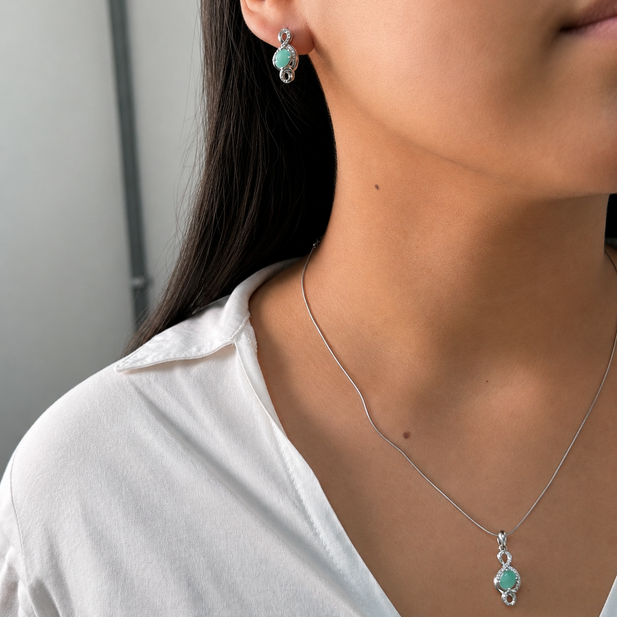 Juego Piedras Preciosas Notas Musicales Aretes y Dijes Esmeralda, Plata .925 con Baño de Rodio