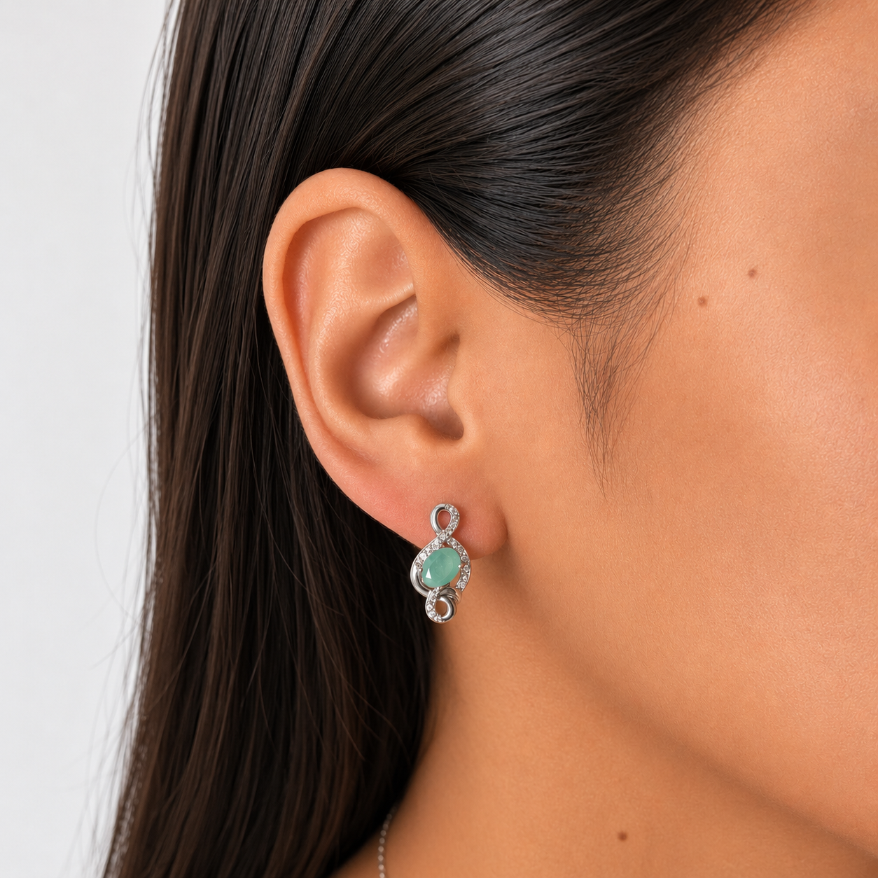 Arete Largo Piedra Preciosa Esmeraldas con Circonias, Plata .925 con Baño de Rodio