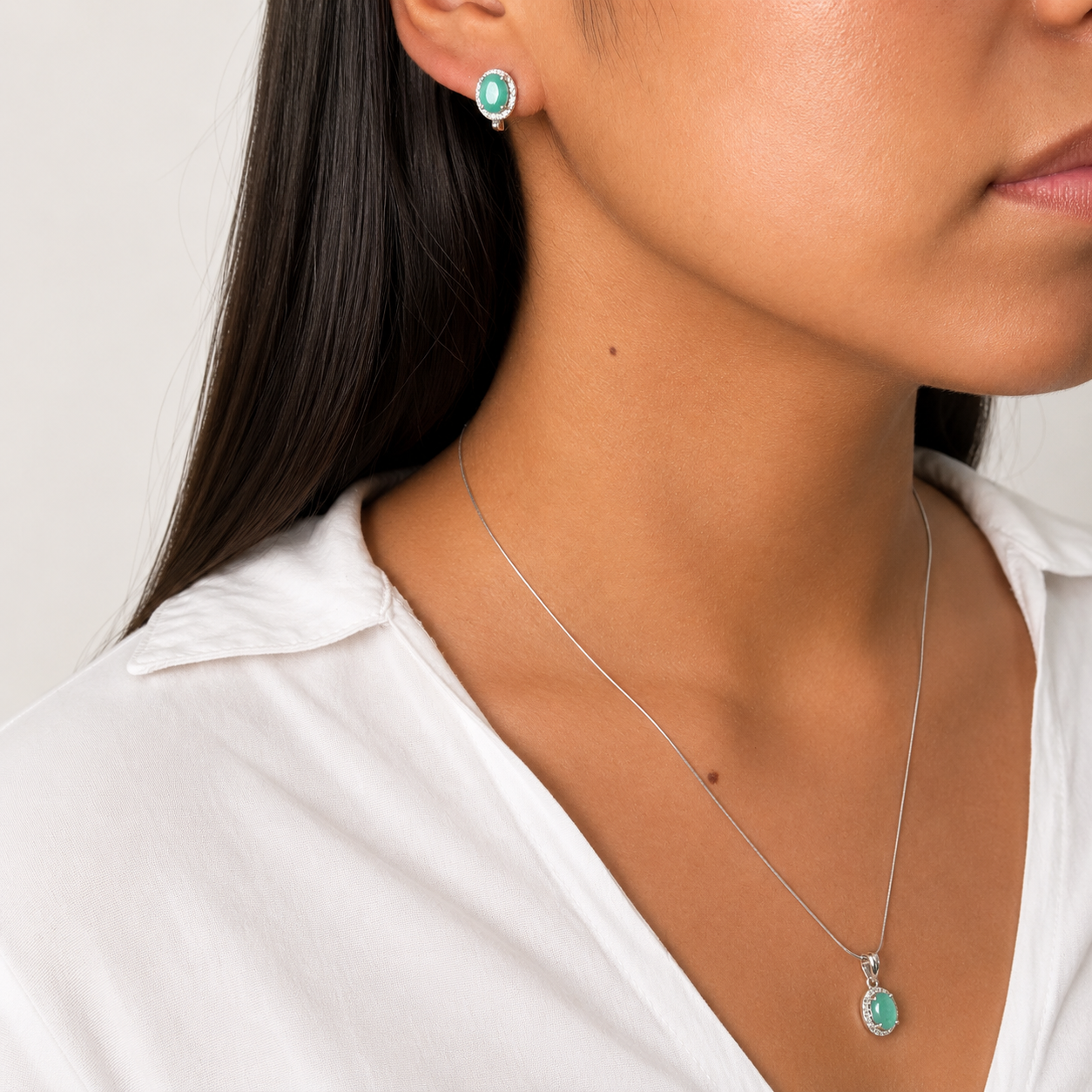 Juego Piedras Preciosas Dije y Aretes Ovaladas Esmeralda, Plata .925 con Baño de Rodio