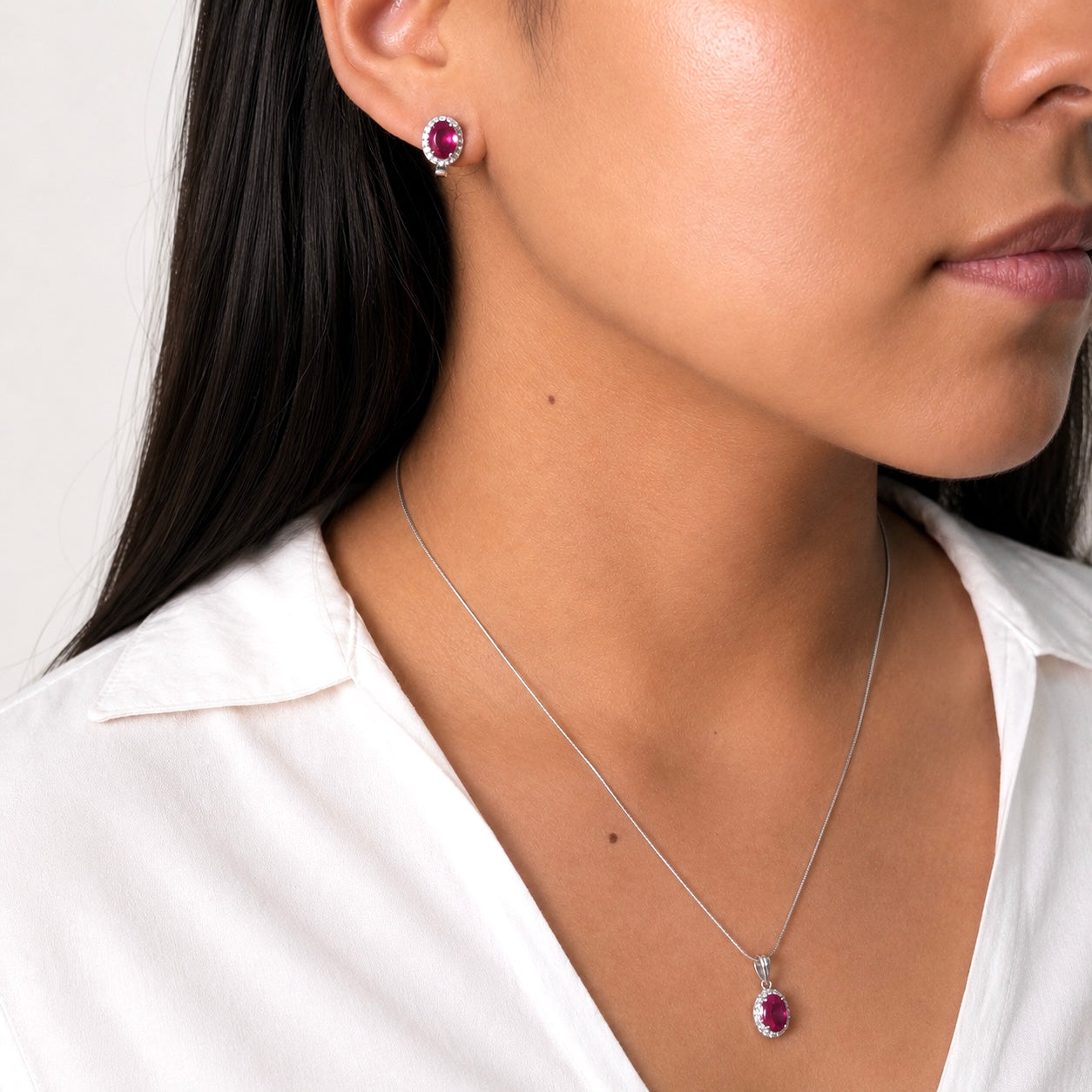 Juego Piedras Preciosas Rubí Aretes y Dije Ovalados, Plata .925 con Baño de Rodio