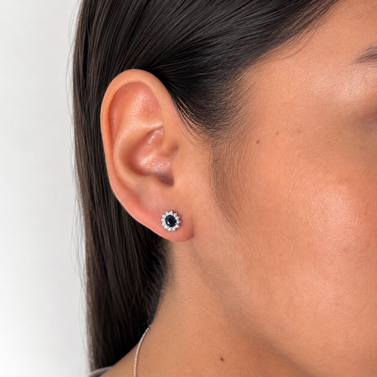 Aretes Piedras Preciosas Zafiro Ovalado con Circonias Blancas, Plata .925 con Baño de Rodio