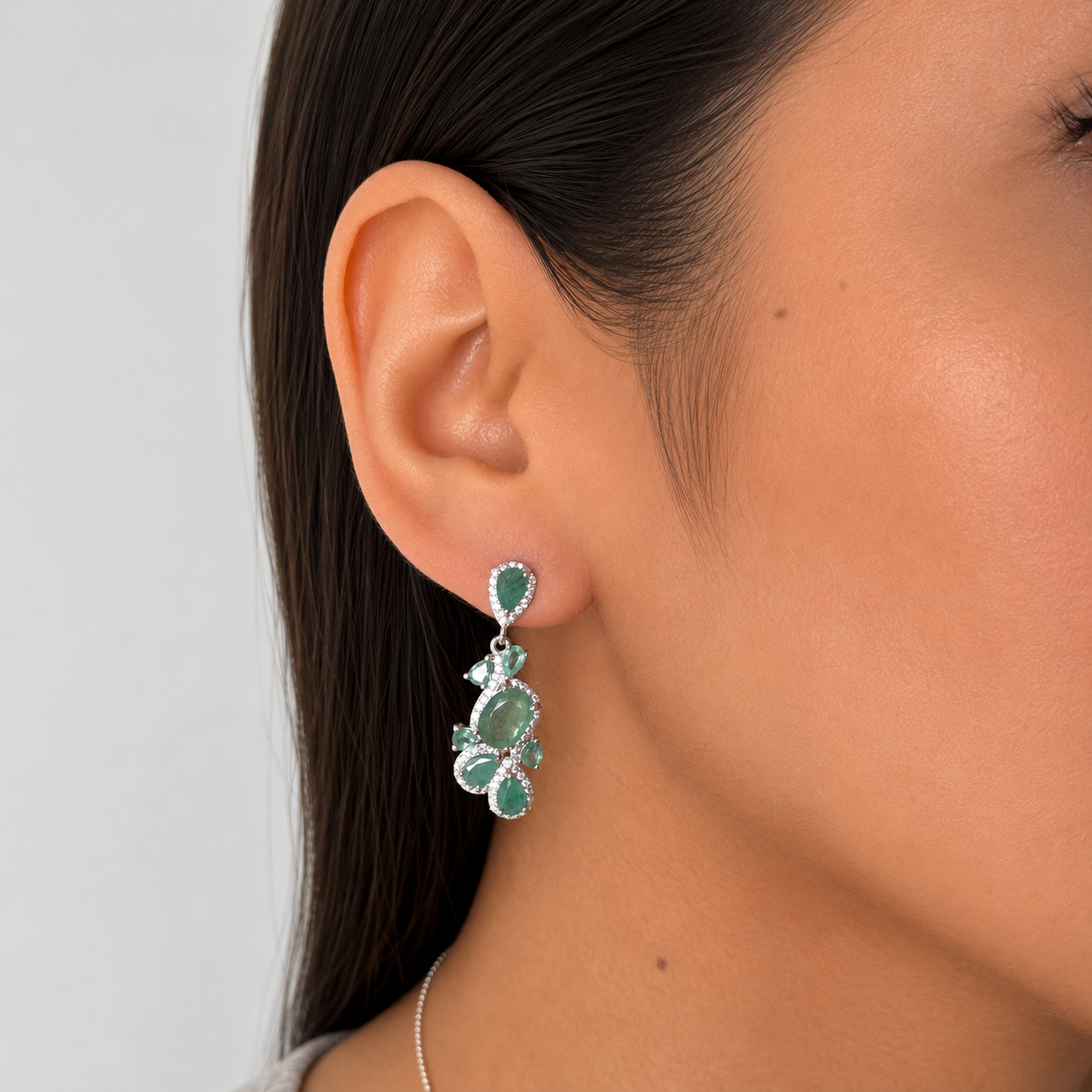 Arete Largo Piedra Preciosa Esmeraldas con Circonias, Plata .925 con Baño de Rodio