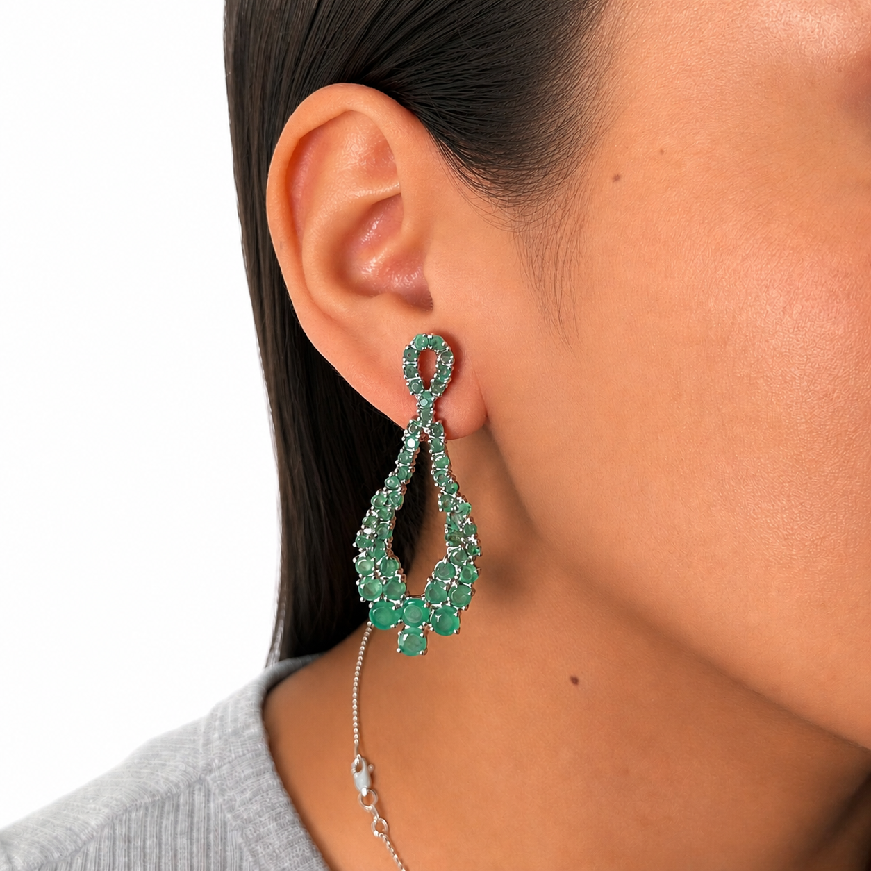 Arete Largo Dos Gotas de Esmeraldas, Plata .925 con Baño de Rodio